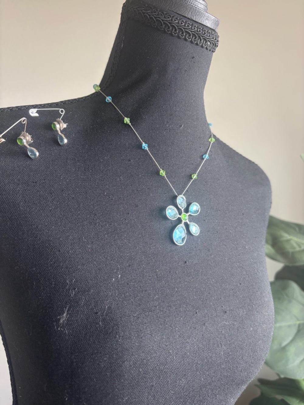 Teardrop Flower Pendant Necklace in Light Blue & Green - Women Jewelry